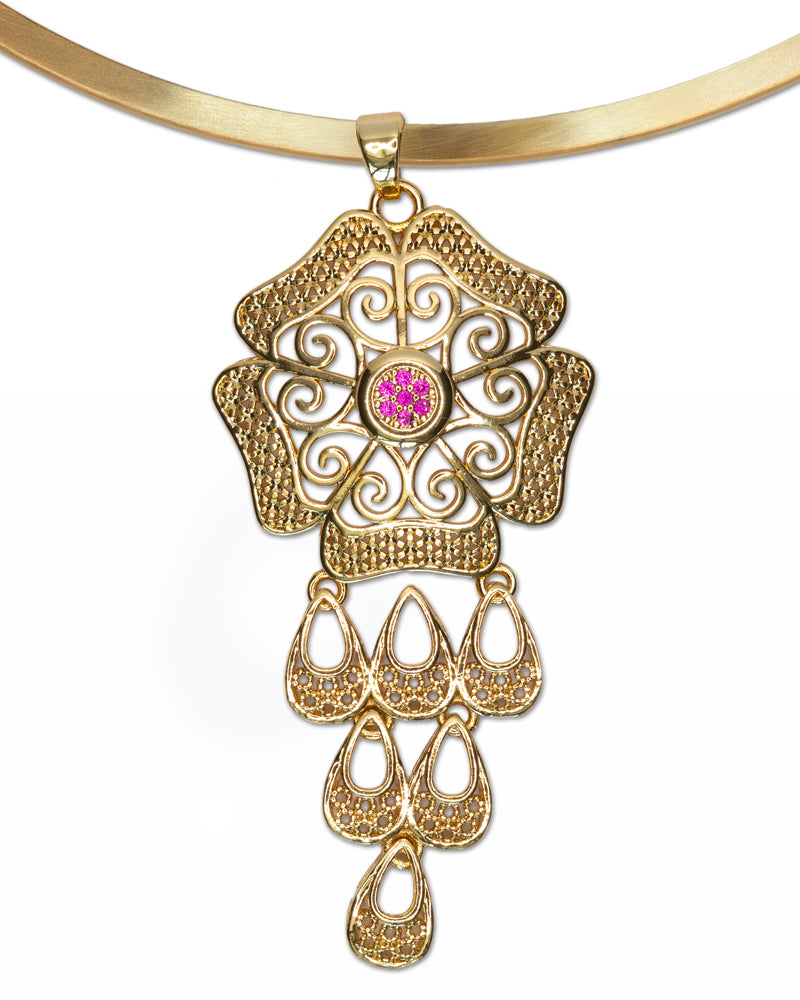Golden Bloom – Choker dorato con pendente decorato